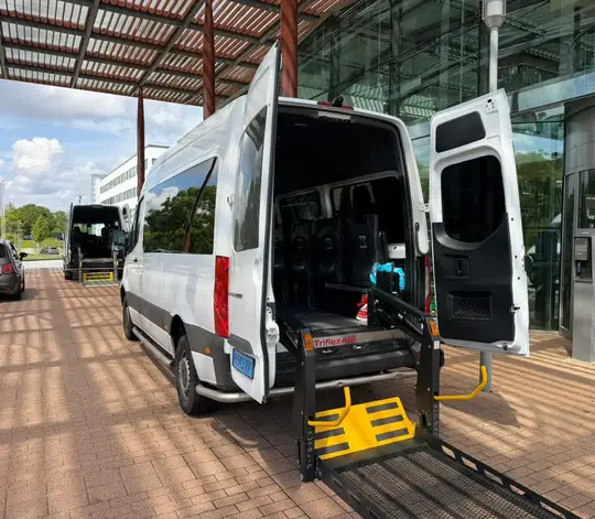 Professionele rolstoeltaxi chauffeur helpt klant in Monnickendam